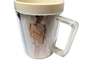 Vintage 70er Jahre Camel Elvis Presley Mit freundlichen Grüßen Gedenkfoto Kaffeebecher - Bild 1 von 9