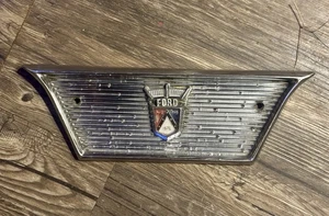1957 1958 1959 Ford rear seat interior divider trim emblem - Foto 1 di 9