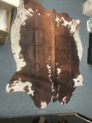 Alfombra sintética de piel de vaca NUEVA NUNCA USADA Decoración de piso 6’x5’ Foto 1 de 4