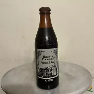 10 OZ COCA COLA COMMEMORATIVE BOTTLE - 1977 HOUSE FOR COCA COLA AMBER - Picture 1 of 8