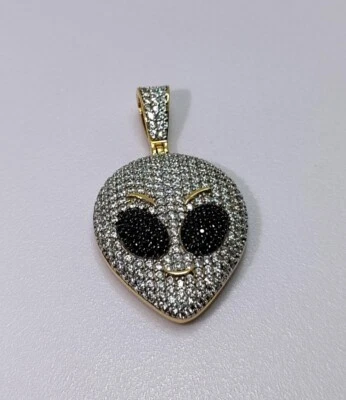 Colgante alienígena de diamantes de corte redondo de 2,10 quilates para hombre enchapado en oro amarillo de 14 quilates Foto 1 de 4