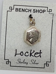 MINI MEDALLÓN HEXAGONAL GRABADO PLATA ESTERLINA 11 X 14mm (7/16 x 9/16") TAILANDIA - Imagen 1 de 4