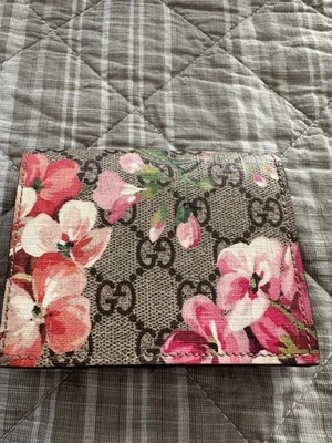 Cartera con tarjetero floral Gucci Blooms. Con bolsa para el polvo. Malva. Raro. Foto 1 de 4