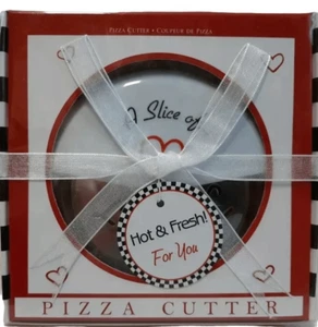 NUEVO Cortador de pizza Kate Aspen A Slice of Love en caja de regalo - Imagen 1 de 6