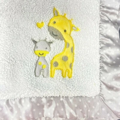 Cobertor Carters Child of Mine Mom bebê girafa cinza branco bolinhas acabamento acetinado - Imagem 1 de 4