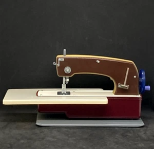 Macchina da cucire vintage URSS misura bambino nella sua scatola originale - Foto 1 di 10