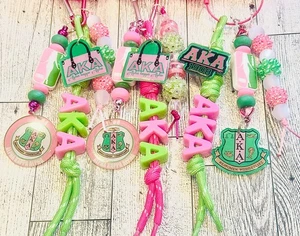 También conocido como Alpha Kappa Alpha Sorority Bolso con Cuentas Dije | Hecho a Mano D9 Rush Regalos - Imagen 1 de 4
