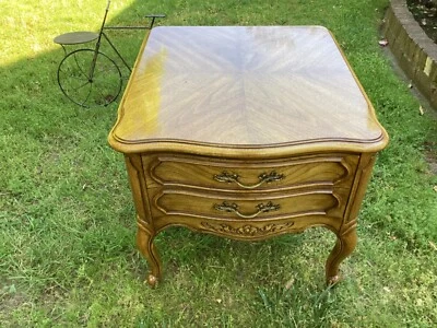 Mesitas de noche grandes talladas francesas Thomasville 5210 Foto 1 de 4