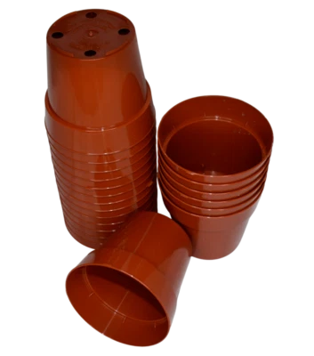 Pequeñas macetas redondas de plástico marrón de 3" para invernadero de Koba Plastics - Vivero de semillas Foto 1 de 4
