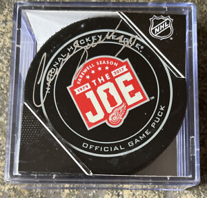 Detroit Red Wings Chris Osgood NHL signed puck with holder