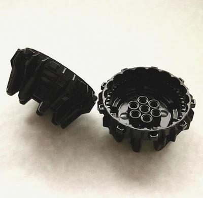 Подлинное черное колесо LEGO 64712 из жесткого пластика с маленькими шипами и фланцами как новое на картонке - Изображение 1 из 4