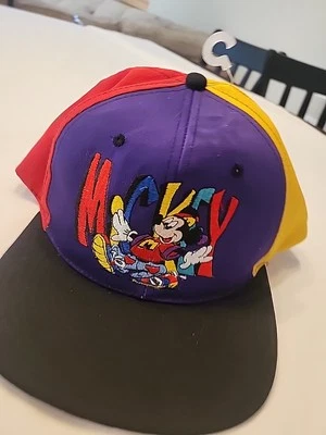 SOMBRERO TRASERO A PRESIÓN ILIMITADO DE COLECCIÓN Mickey Mouse De colección Púrpura Rojo Amarillo Disney Años 90 Foto 1 de 4
