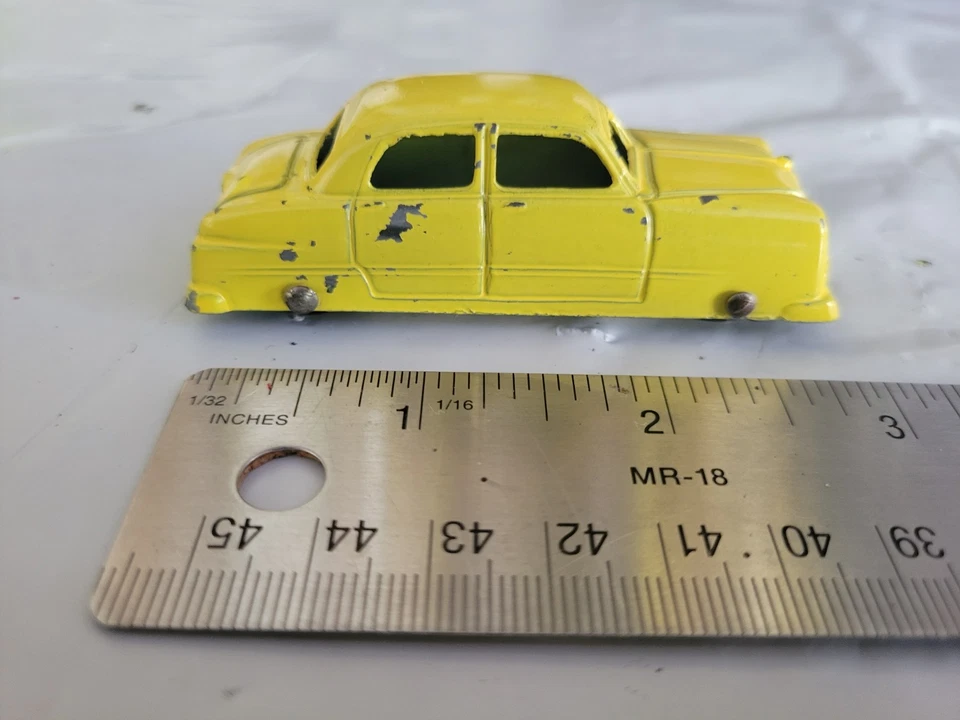 TOOTSIETOY - Coche amarillo vintage 1950 Plymouth sedán 2 puertas 3" metal fundido a presión   Foto 1 de 4