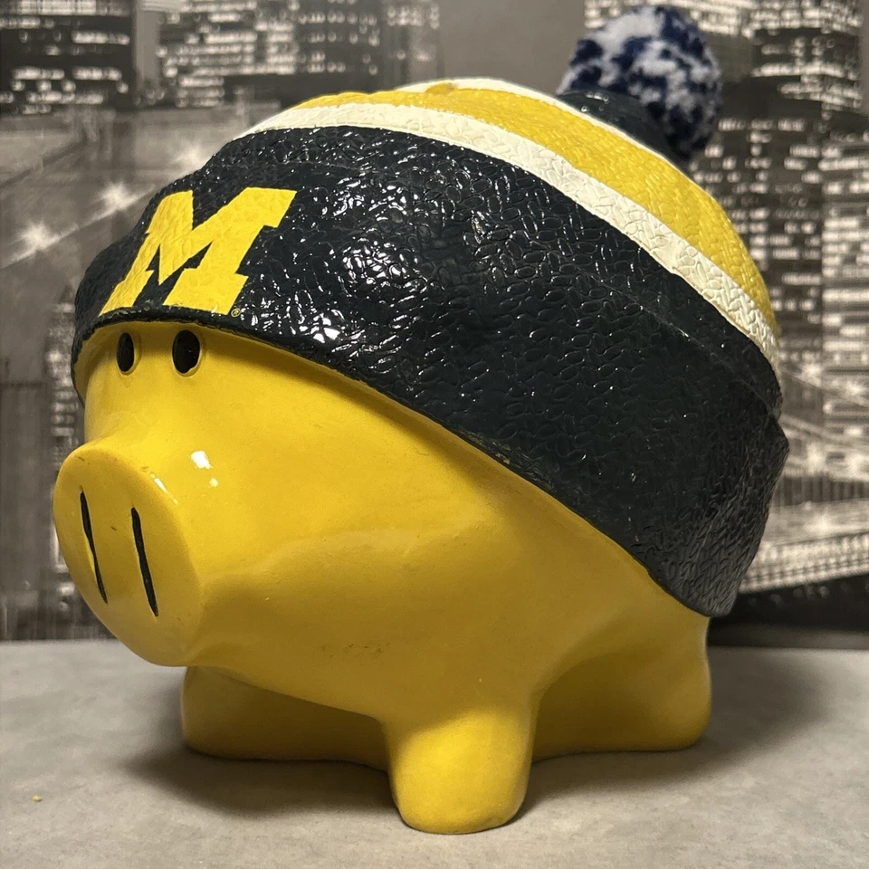 Michigan Wolverines Hucha Resina Cerdo en Poof Ball Sombrero Forever Coleccionables Foto 1 de 4