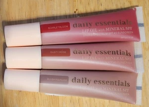Dusty Rose, Blushing Nude, Scarlet Bloom Daily Essentials Lippenöle LSF Bad Körper - Bild 1 von 1