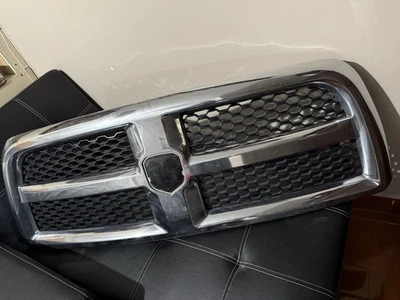 Решетка для Dodge Ram 2500 2010–2012 годов выпуска, хромированная объемная, черные планки от оригинального производителя - Изображение 1 из 4