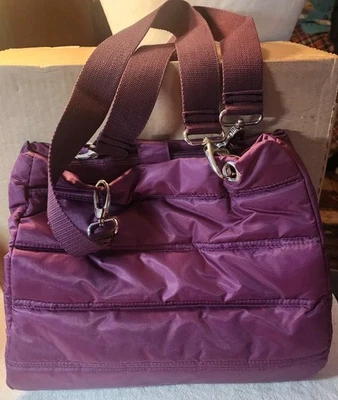 De Colección NUEVO Bolso de Mano Avon Púrpura Horizontal Tri-Compartimento Púrpura Acolchado Cartera Foto 1 de 4