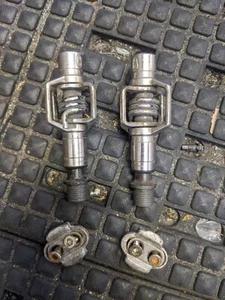 CRANK BROTHERS EGG BEATER 2 CLIPLESS PEDALS Silca Titanium Cleats - Picture 1 of 3