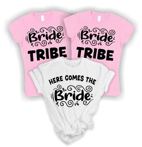Camiseta Here Comes Bride Tribe Hen Do Noche Fin de semana Fiesta de gallina Prendas para el torso a juego - Imagen 1 de 5
