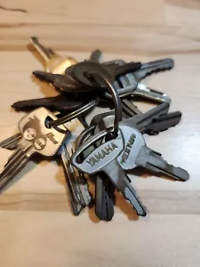 Juego De 19 Llaves De Colección - Coche/Camión Yamaha GM Varios - Imagen 1 de 10