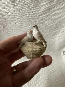 ANTIKES DEUTSCHES TON PUPPENHAUS MINIATUR LIEBESVÖGEL - TAUBEN AUF KORB - Bild 1 von 12