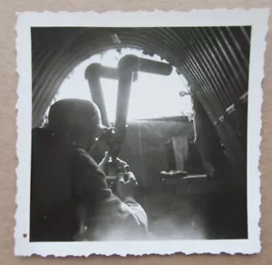 Altes Foto deutscher Soldat im Beobachtungsposten mit Scherenfernrohr / Fernglas - Bild 1 von 2