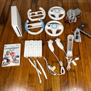 Nintendo Wii Konsole Mario Kart Bundle RVL-001 4 Controller & Räder synchronisiert - Bild 1 von 15