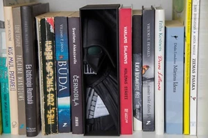 Handbemalte Darth Vader Buchstütze, Star Wars Geschenk, Sci-Fi Deko Buchecke - Bild 1 von 10