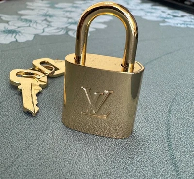 Louis Vuitton Candado Dorado Brillante Cerradura 2 Llaves Latón Número 315 Foto 1 de 4