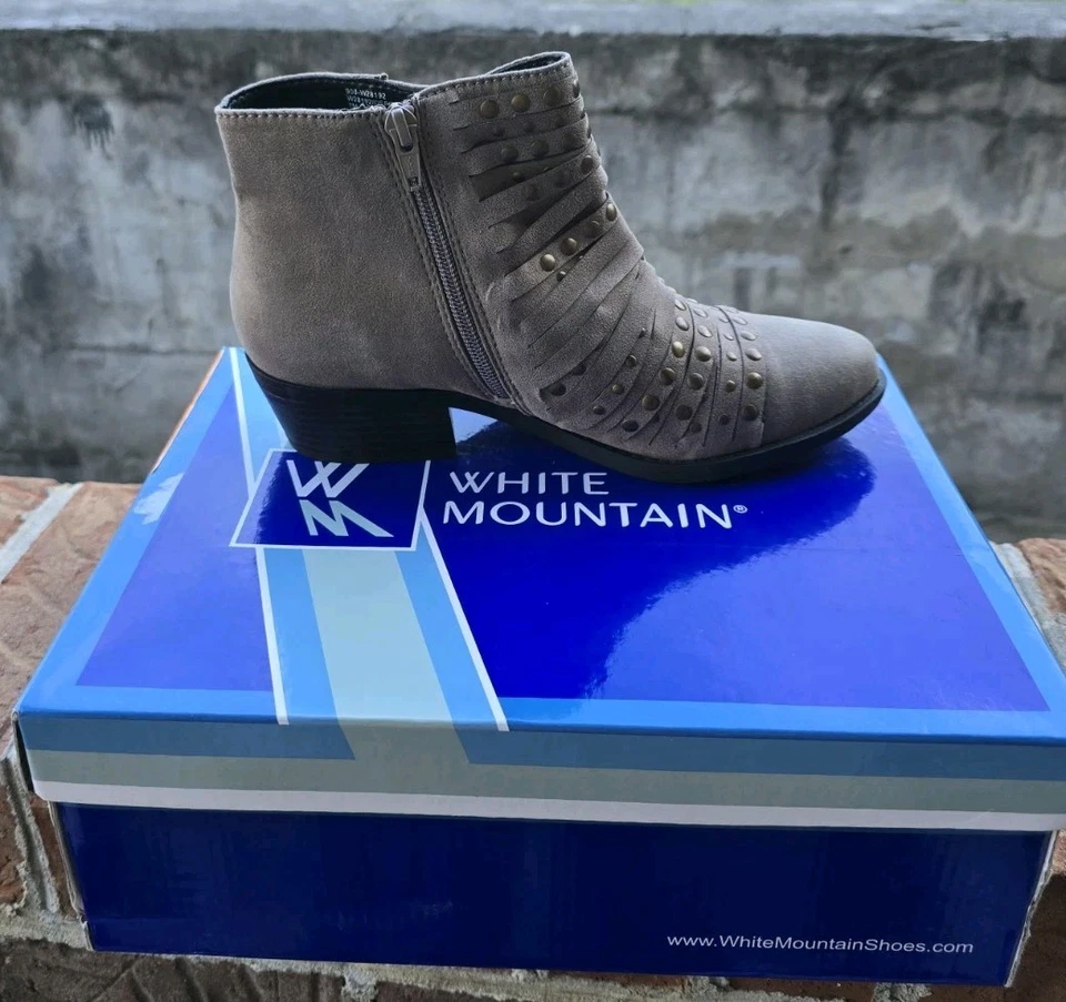 Botines para mujer White Mountain Desire con tachuelas Stone talla 6 Foto 1 de 4