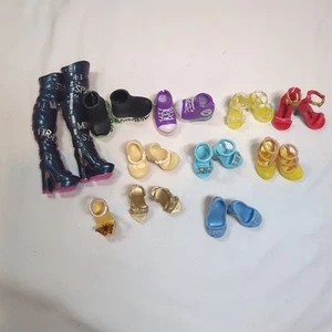 LOTE DE 10 PARES DE ZAPATOS DE MUÑECA ARCO IRIS ALTO BOTAS ZAPATILLAS TACONES - Imagen 1 de 10