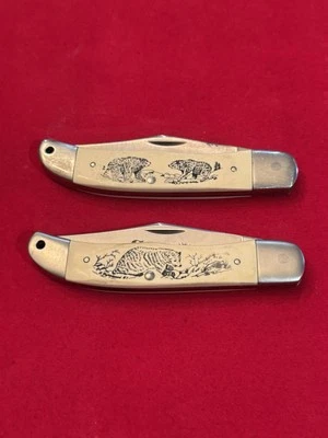 SCHRADE HECHO EN EE. UU. SCRIMSHAW TEJÓN Y SCHRADE OSO/LOBO - 2 CUCHILLOS Foto 1 de 4