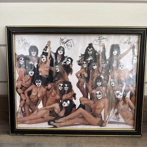 KISS GROUP rivista autografata PlayboyPoster NAKED donna rock band 1999 - Foto 1 di 4
