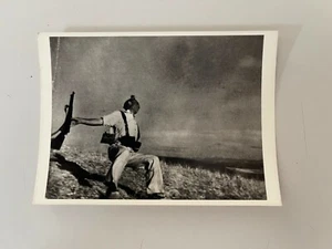 ROBERT CAPA, LOYALIST SOLDIER SPANISH CIVIL WAR, 1938 , RARE 1980’s POSTCARD - Picture 1 of 6