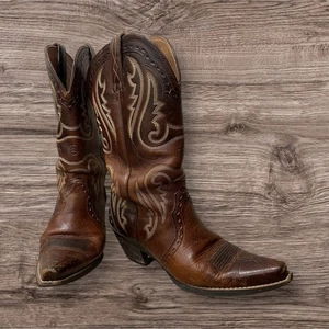 BOTAS VAQUERAS ARIAT CUERO MECANIZADO CARAMELO HERENCIA X PUNTERA ESTILO 10005908 TALLA 8M - Imagen 1 de 9