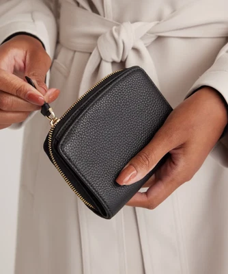 NWOT Quince Black Zipper Italian Pebbled Leather Compact Wallet Catalog Return - Image 1 of 4