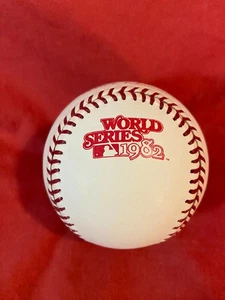 (1) OFICIAL RAWLINGS 1982 SERIE MUNDIAL BÉISBOL ST LOUIS CARDINALS CERVECEROS - Imagen 1 de 3