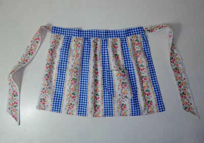 ancien tablier vintage pour enfant tissu vichy bleu et blanc fraises . - Photo 1/3