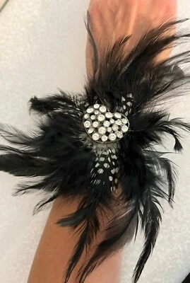 1920’s Style Feathers And Sparkle Faux Pearl Bracelet Armband Wristband - Image 1 of 4