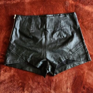 JIAN MO JANE 2000s y2k Black Faux Leather Mini Shorts Size Zip. Size XS. - Picture 1 of 3