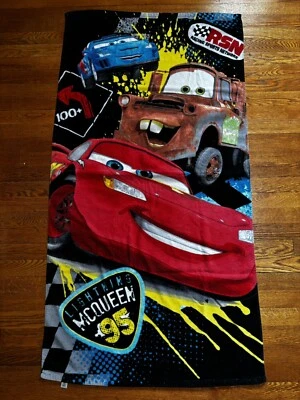 Coleção Disney CARROS Toalha de Praia Iluminação McQueen Tow Mater & The King Dinoco - Imagem 1 de 4