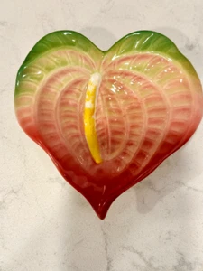 VINTAGE TROPICAL CLAY HAWAII FLOWER DISH Anthurium - Picture 1 of 3