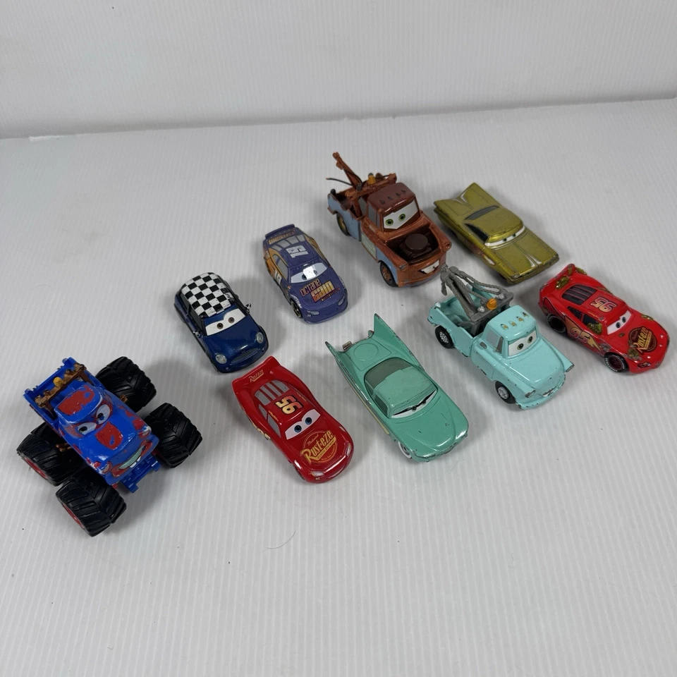 Lote de Coches Disney Pixar Diecast y Juguetes de Plástico Mater, Rayo McQueen y Más Foto 1 de 4