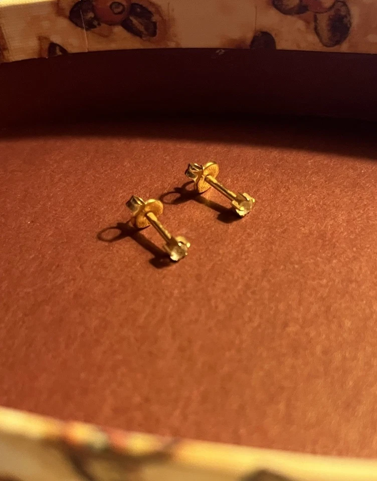 Aretes redondos genuinos con pasador de diamantes y mariposa en oro amarillo de 14 k Foto 1 de 4