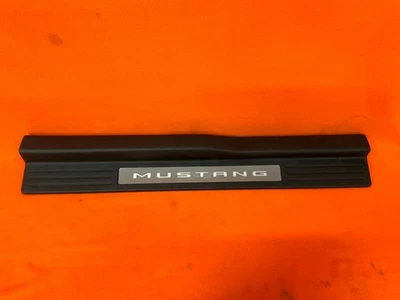 Placa de desgaste del umbral de la puerta delantera derecha Ford Mustang GT 2010-2014 AR33-6313200-B OEM Foto 1 de 4