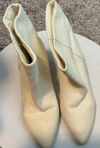 "Botines Dolce Vita de cuero marfil con tacón de 2"" 7,5" - Imagen 1 de 6