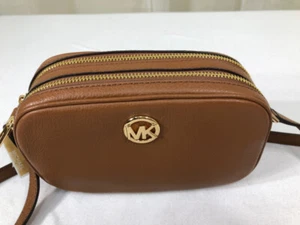 NUEVO CON ETIQUETAS MICHAEL KORS Fulton Doble Cremallera Cuero Bolso Equipaje/Logotipo Dorado $198 - Imagen 1 de 22