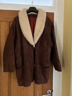 Chaqueta de cuero/gamuza suave cuello piel de oveja talla 14. 3 botones 2 bolsillos delanteros  Foto 1 de 4