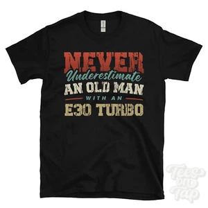 NEVER UNTERESTIMATE AN OLD MAN WITH AN E30 TURBO LUSTIGES T-SHIRT IDEALES GESCHENK - Bild 1 von 2