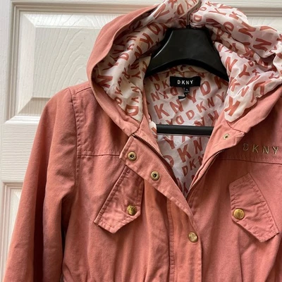 Chaqueta con Capucha DKNY Niña XL (14/16) Rosa Utilidad Excedente Forrada Logo Bordado Foto 1 de 4